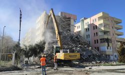 Şanlıurfa'da ağır hasarlı binalar tek tek yıkılıyor