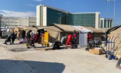 Sahra hastanesi depremzedelere hizmet veriyor