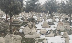 250 yıllık tarihi mezarlığı da deprem vurdu