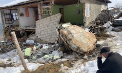 Depremde dağdan kopan kayalar evlerin üzerine düştü