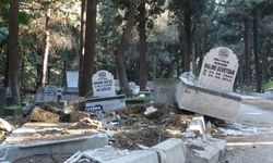 Depremde mezarlar da yerle bir oldu!