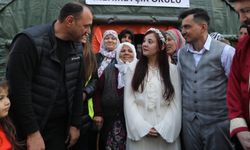 Çadır kentte evlendiler: ''İnsanlara 'umut' olsun dedik''