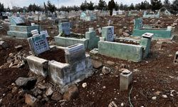 Bebek mezarlarında deprem sonrası hasar