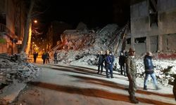 Malatya’da ağır hasarlı 4 katlı bina çöktü