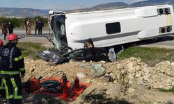 Turistleri taşıyan midibüs otomobili ezdi: Ölü ve yaralılar var