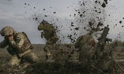 Ukraynalı askerlerden Rus mevzilerine yoğun atış!