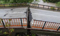 Aşırı yağış köprüyü ikiye böldü!