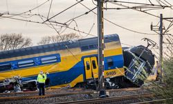 Yolcu treni raydan çıktı: 1 ölü, 30 yaralı