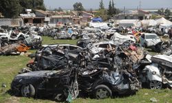 Enkazdan çıkarılan binlerce araç mezarlığı andırıyor