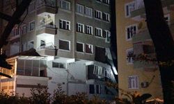 Diyarbakır’da ağır hasarlı binanın bir bölümü çöktü