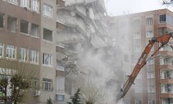 Diyarbakır’da ağır hasarlı 7 katlı bina çöktü!