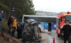 Otobüs jandarma aracına ve minibüse çarptı: 14 yaralı