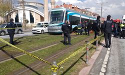 Feci kaza: Çocuğuyla tramvayın altında kaldı!