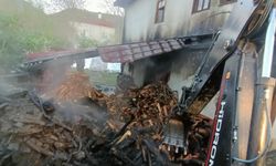 Odunlukta çıkan yangının eve sıçramasını ekipler önledi