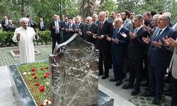 Erdoğan, Türkeş'in mezarını ziyaret edip Fatiha okudu!