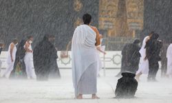 Müslümanlar yağmur altında Kabe'yi tavaf etti!