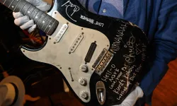 Kurt Cobain’in parçaladığı gitar 600 bin dolara alıcı buldu!