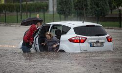 Ankara'da kuvvetli yağış hayatı felç etti!