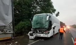 TEM'de yolcu dolu otobüs tıra arkadan çarptı: 22 yaralı