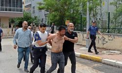Antalya'da ilginç olay: Elinde ne varsa sokağa fırlattı