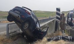 Diyarbakır'da feci kaza: Otomobil köprüde asılı kaldı