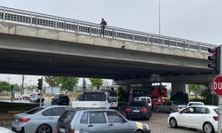 Köprüde intihar girişimi polise zor anlar yaşattı!