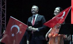Melek Mosso konser verdi, Belediye Başkanı görevden alındı