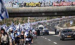 İsrail'de binlerce kişi Tel Aviv'den Batı Kudüs'e yürüyor