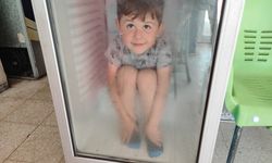 Sıcaktan bunalan çocuk buzdolabında serinledi!
