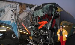 Yolcu otobüsü ile tır çarpıştı: 1 ölü, 32 yaralı!