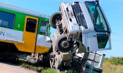 Yolcu treni kamyonla çarpıştı: Onlarca kişi yaralı!