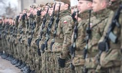 Polonya, Belarus sınırına 2 bin ek asker gönderiyor!