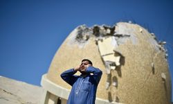 Gazze'de El-Emin Muhammed Camii'nin enkazında ezan!