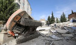 Ağır hasarlı bina iş makinesinin üzerine böyle devrildi!