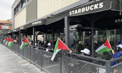 AK Partili gençler Starbucks şubelerinde eylem yaptı!