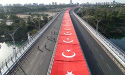 Adana 15 Temmuz Şehitler Köprüsü'nde dev Türk Bayrağı