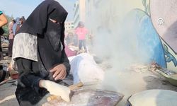 Gazzeli kadınlar bombardıman arasında sac ekmeği pişiriyor