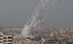 Hamas İsrail'i roketlerle vurdu!