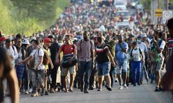 Yüzlerce göçmen, ABD sınırına ulaşmak için yürüyüşe geçti!