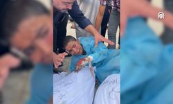 Gazze'de yaralı çocuk, ölen babasına böyle veda etti!