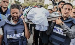 İsrail saldırılarında öldürülen muhabiri meslektaşları uğurladı!