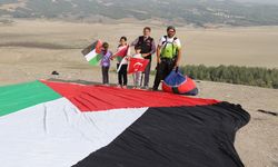 Yamaç paraşütü sporcususu Filistin bayrağıyla atlayış yaptı!