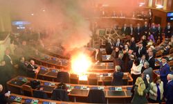 Bu Mecliste sis bombası moda oldu!