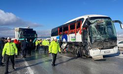 Yolcu otobüsü TIR'a çarptı: Ölü ve yaralılar var!