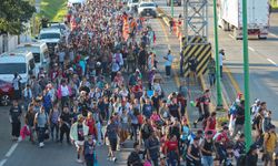 Binlerce göçmen ABD sınırına yürüyor