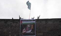 Bitlis Kalesi'ne Kassam Tugayları Sözcüsünün posteri asıldı