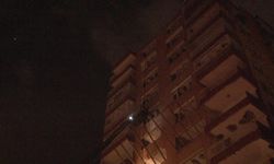 Kadıköy'de apartmanın çatısına yıldırım düştü