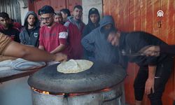 Filistinli gönüllüler topluluğu ekmek pişirerek bedava dağıttı!