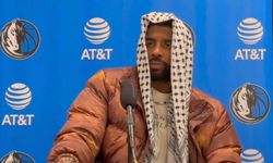 NBA oyuncusu, basın toplantısına Filistin kefiyesiyle çıktı