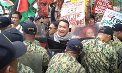 Filipinler'de Filistin destekçisi grupla polis arasında arbede!